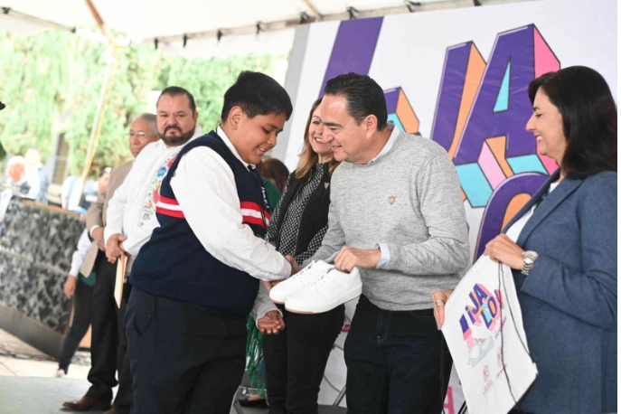Carlos Soto comprometido con el sector educativo del municipio