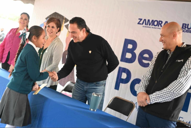 Carlos Soto entregó apoyos del programa “Becas Padrino”