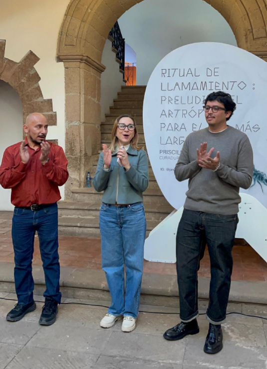 Carlos Soto impulsa el talento artístico con la exposición “Ritual de llamamiento: Preludio del artrópodo para el día más largo”