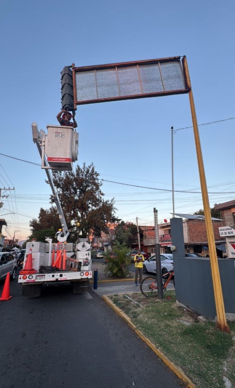 Atienden daños en semáforo de 20 de Noviembre y Ferrocarril tras fuertes vientos