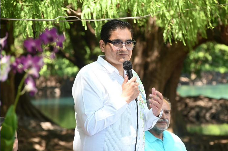 Inaugura Arturo Hernández la 8ª Expo Orquídea en el Lago de Camécuaro. 