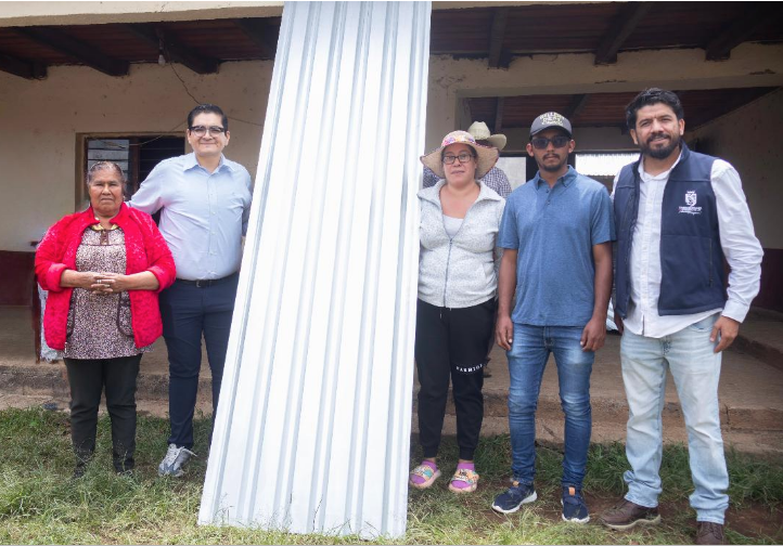 Entrega Arturo Hernández, láminas a familias afectadas por granizada en Damaso Cárdenas. 