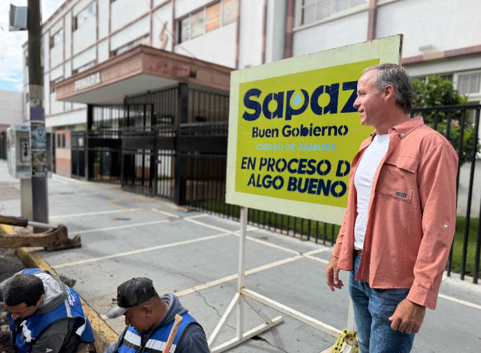 SAPAZ atiende fuga de agua potable en la calle Ocampo