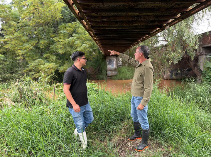 SAPAZ y módulos de riego atienden taponamiento en Puente de Ario de Rayón