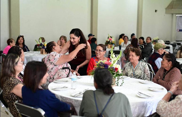 Celebran el Día del Abuelo con reconocimiento a su legado y enseñanzas