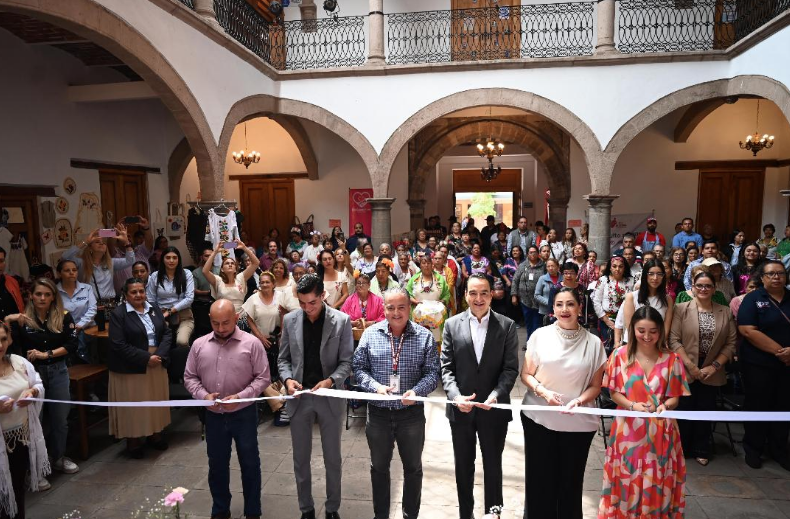 Carlos Soto Inauguró la Feria Artesanal-Cultural del Adulto Mayor en Zamora