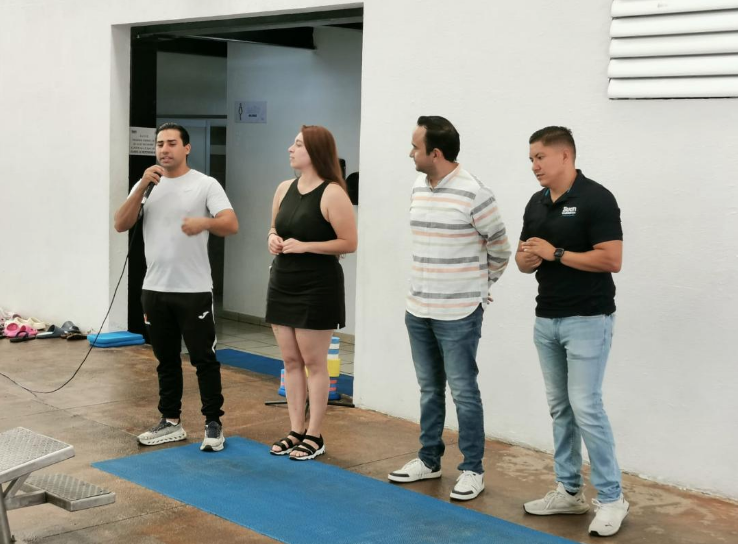 Buen Gobierno impulsa la salud materna con clase de natación prenatal 