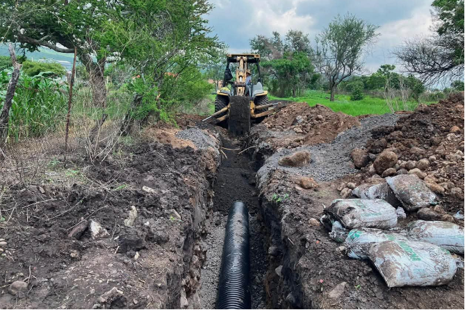 Buen Gobierno construye segunda etapa del drenaje sanitario en la calle Uruguay de Atacheo