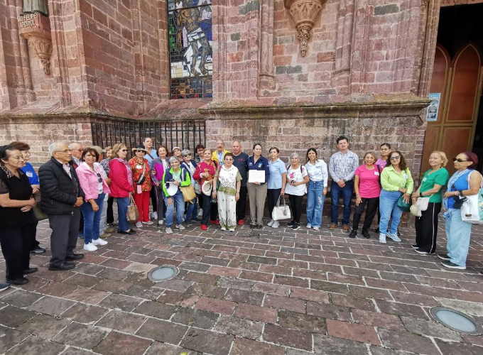 Buen Gobierno guía recorrido turístico a adultos mayores del DIF Zapopan en Zamora
