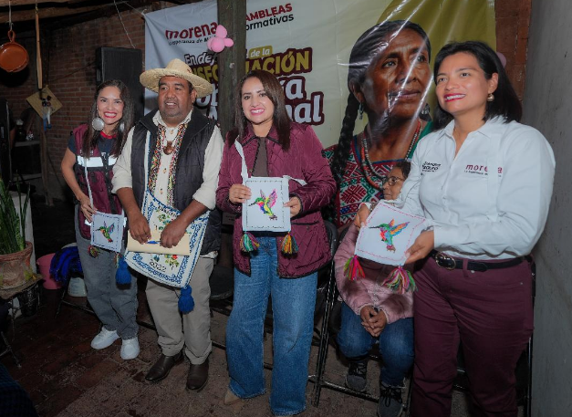 Gladyz Butanda teje comunidad con artesanas de punto de cruz de San Francisco Uricho