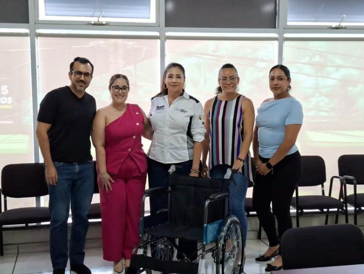 DIF Zamora entrega silla de ruedas para fortalecer atención en el Módulo del INE
