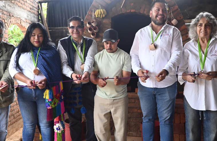Encabeza Arturo Hernández inauguración de horno de leña libre de humo en Patamban.