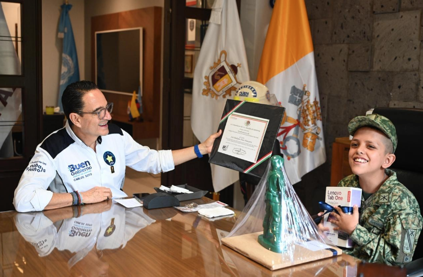 Carlos Soto recibe a Emiliano Díaz, soldado honorario por un día