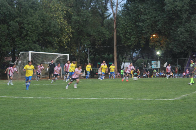 Con un lleno total en el Campo A de la Unidad Deportiva el Chamizal, Chivas venció 5 a 2 al América en partido de leyendas