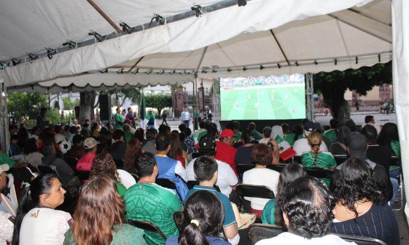 Zamoranos disfrutan triunfo de México en pantalla gigante instalada por el Buen Gobierno