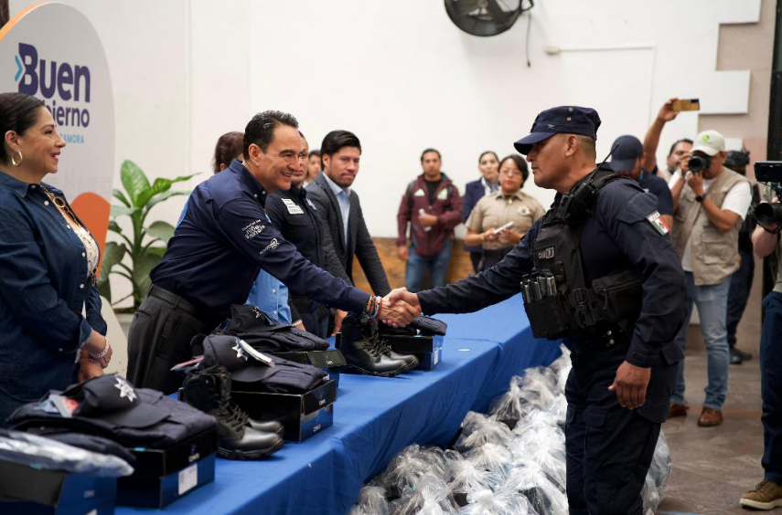 Carlos Soto fortalece a Seguridad Pública con entrega de uniformes y anuncia nuevas patrullas