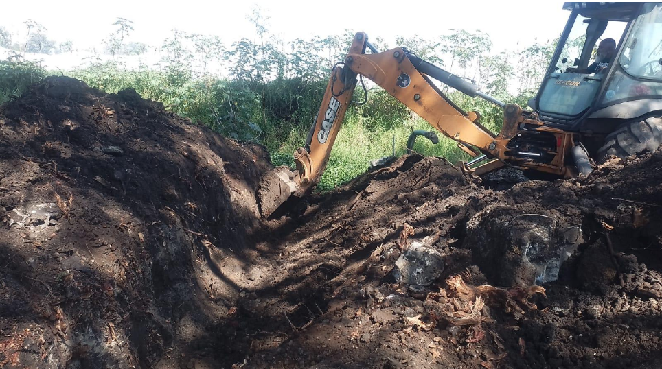 Buen Gobierno rehabilita paso saca-cosechas en Ario de Rayón 