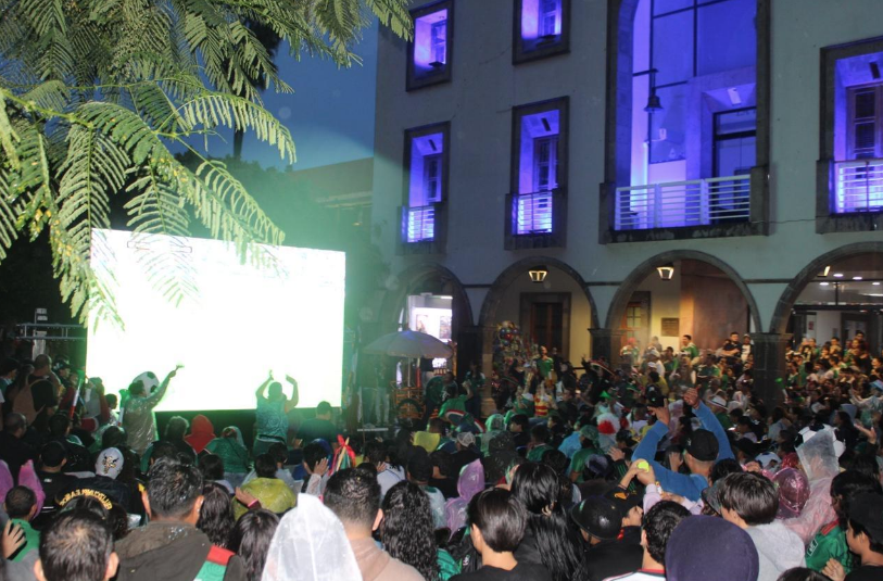 Afición zamorana vibró con el México vs. Inglaterra en la pantalla gigante instalada por el Buen Gobierno