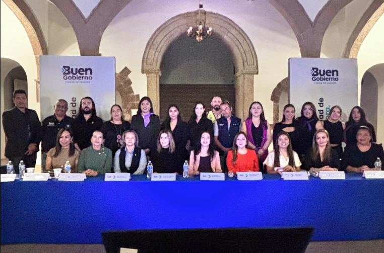 Realizan exposición y conversatorio sobre “La mujer en el espacio público”