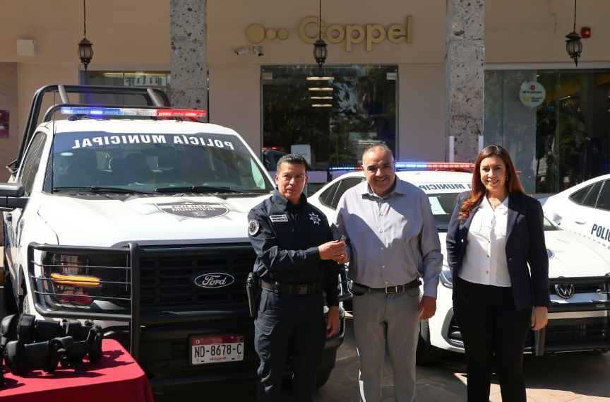El Presidente Isidoro Mosqueda realizó la entrega de camionetas, autos y motocicletas