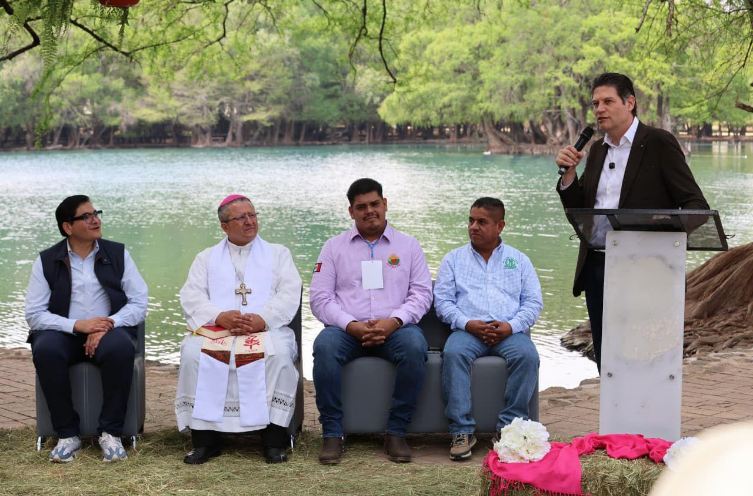 Tiende la mano Alfonso Martínez a productores michoacanos