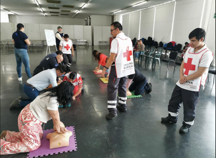 Capacitan a personal de diversas instituciones en RCP y uso de desfibriladores 