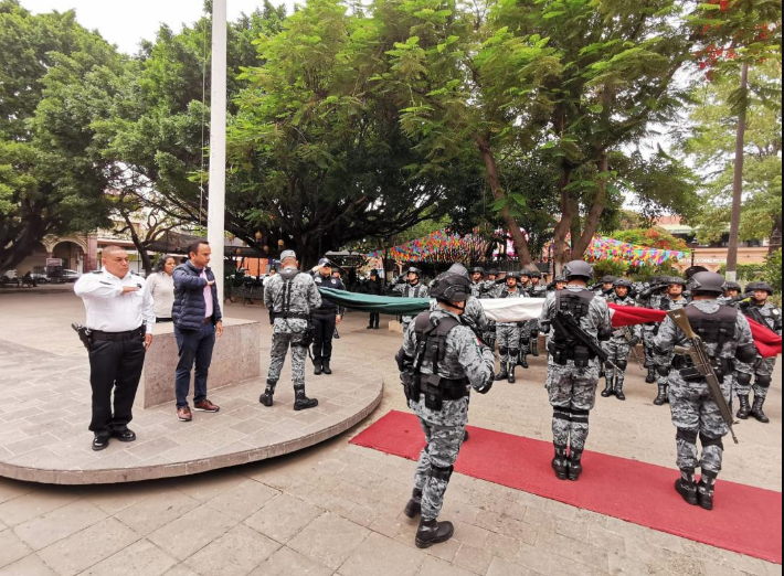 Realizaron izamiento de Bandera