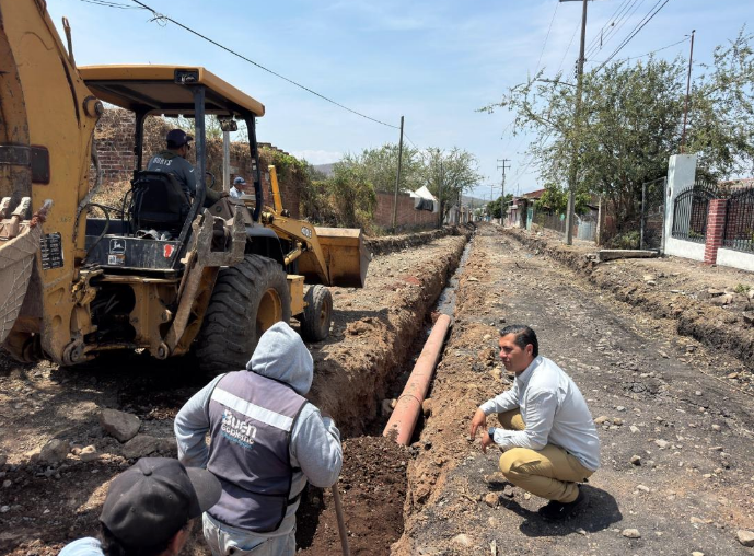 Carlos Soto fortalece infraestructura urbana en Atecucario con obra integral en la calle Francisco Villa