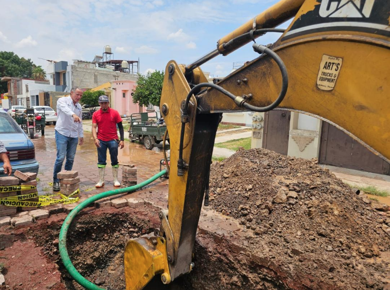 SAPAZ atiende fuga de agua en Monte Olivo 