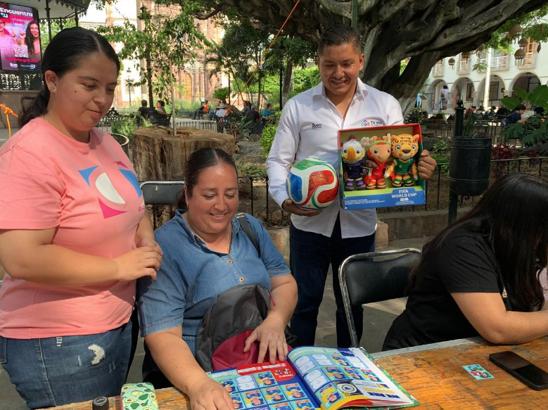 Buen Gobierno impulsa convivencia mundialista con intercambio de estampas y rifas