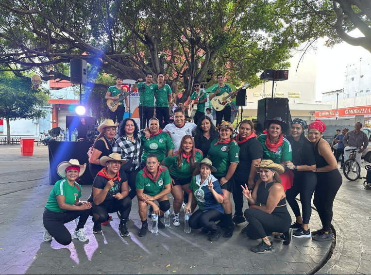 Zamoranos disfrutan actividades previas al Mundial en la plaza principal