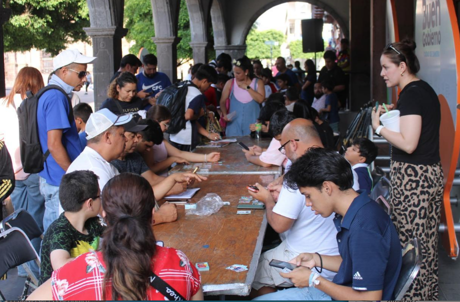 Siguen los intercambios de estampas del Mundial en la plaza principal de Zamora