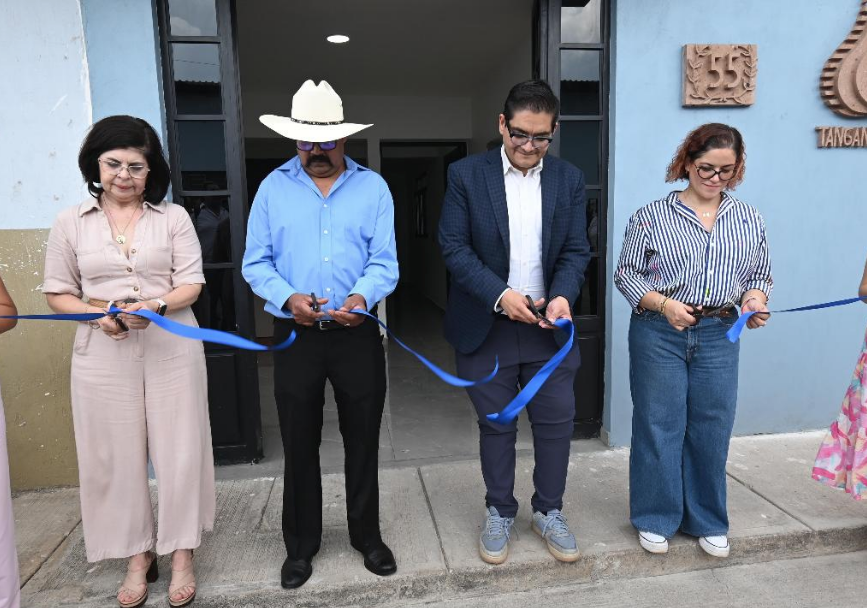Inaugura Arturo Hernández, nuevas instalaciones del SAPAT en Tangancícuaro.