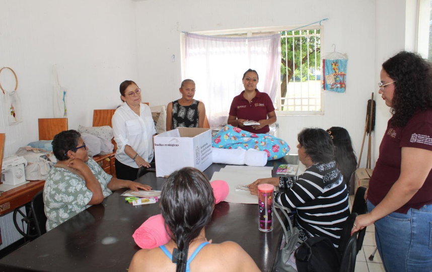 Buen Gobierno impulsa la economía de mujeres con taller de toallas ecológicas