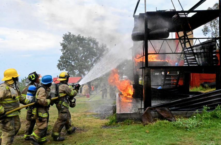 Capacitan a personal de Protección Civil y Bomberos Municipales en combate al fuego