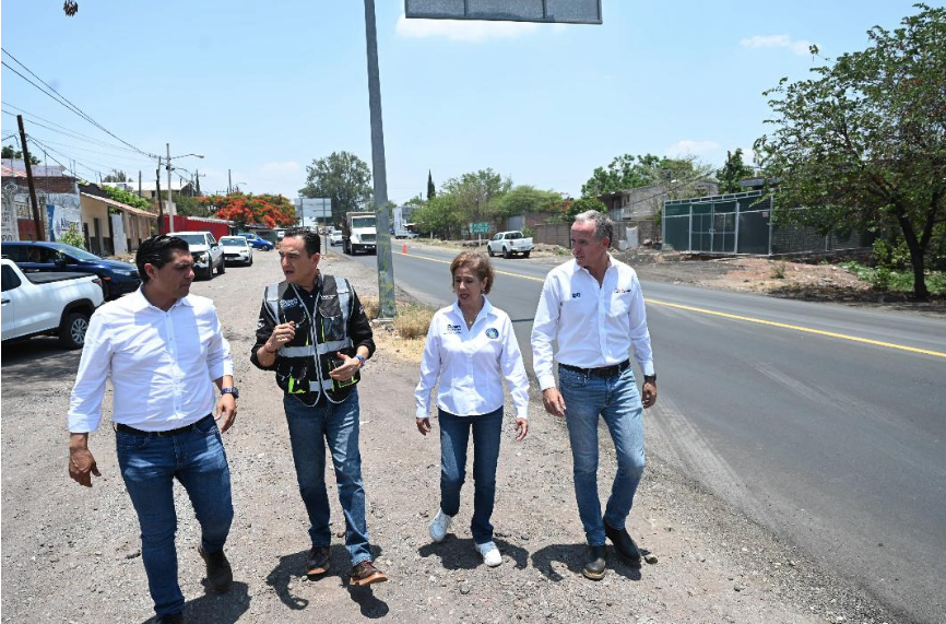 Carlos Soto supervisó mantenimiento de la carretera Zamora-Briseñas