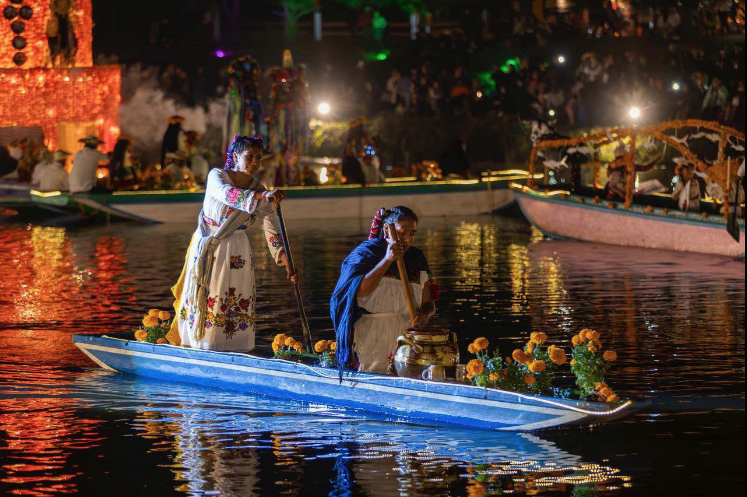 Canales iluminados y ofrendas flotantes en Urandén; última oportunidad de vivir “El camino de las ánimas”