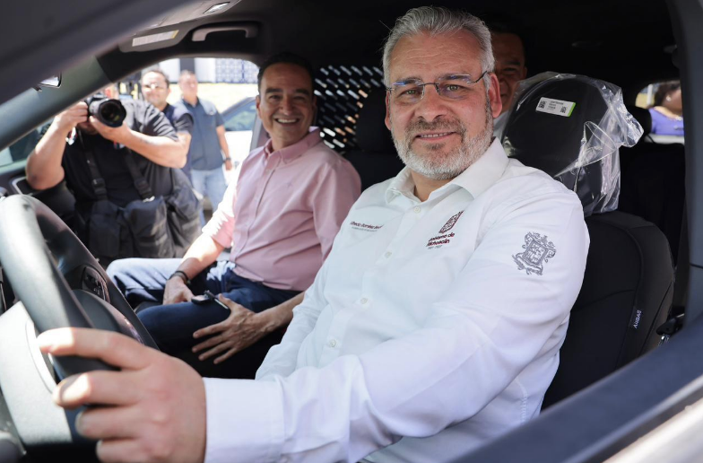 Para reforzar la seguridad, entrega Bedolla nuevas patrullas a la Policía de Zamora