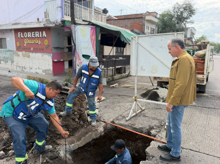 SAPAZ repara socavón en calle Juárez Poniente para garantizar seguridad vial