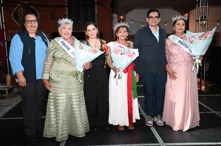 Coronan a Reina y Princesas del Adulto Mayor durante las Fiestas Patrias Tangancícuaro 2026.