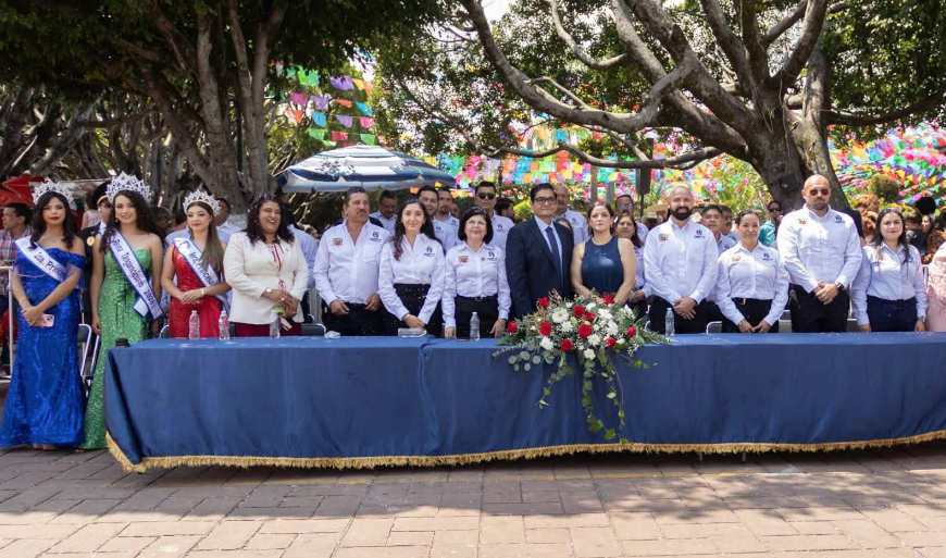 Arturo Hernández encabeza desfile conmemorativo por el 216 aniversario de la Independencia de México.