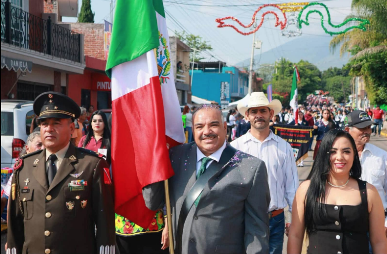 Encabeza el Presidente Isidoro Mosqueda tradicional desfile de la Independencia de México