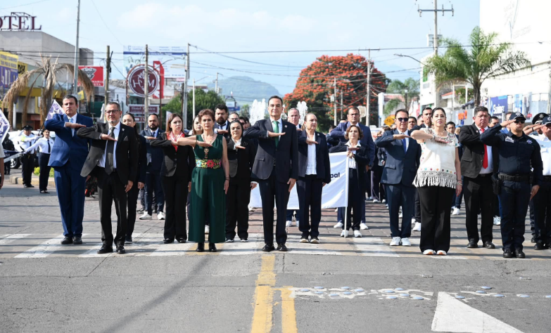 Carlos Soto encabezó tradicional desfile cívico-militar en Zamora
