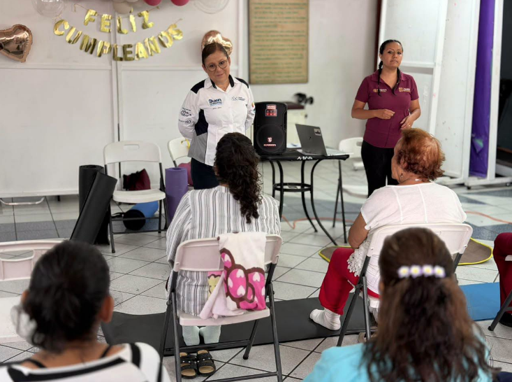 DIF Zamora promueve bienestar de adultos mayores con clase especial de yoga