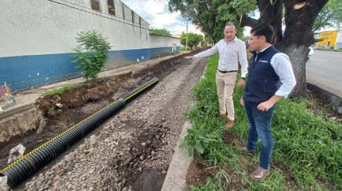 SAPAZ verifica avance de líneas de drenaje pluvial y sanitario en avenida Madero