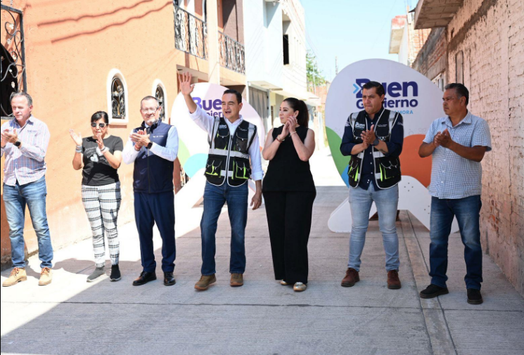 Carlos Soto cumple con habitantes de la calle Higos de la colonia El Vergel