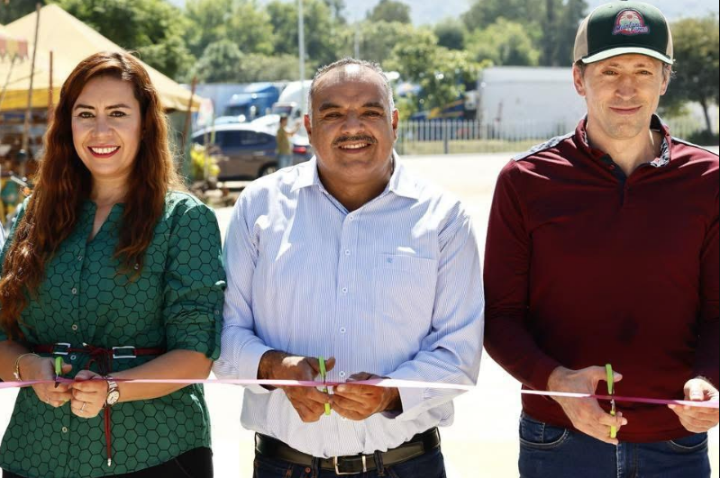 Inaugura el Presidente, Isidoro Mosqueda la obra de pavimentación de la calle Nogal