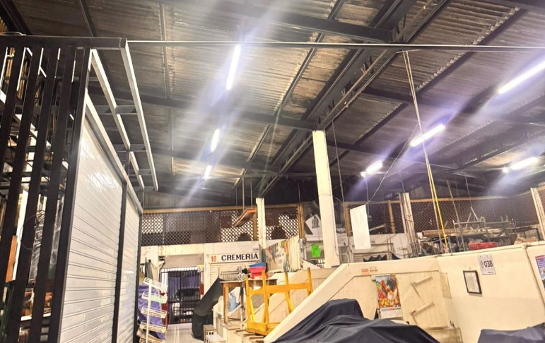 Rehabilitan alumbrado en el Mercado Municipal El Valle tras años de rezago