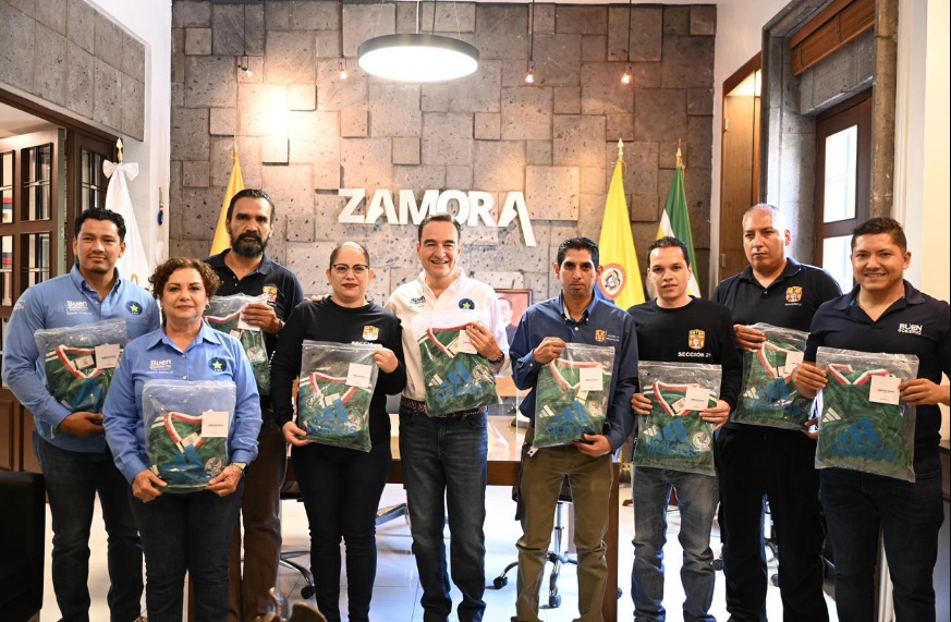 Carlos Soto entrega uniformes deportivos a trabajadores de salud rumbo a torneo estatal