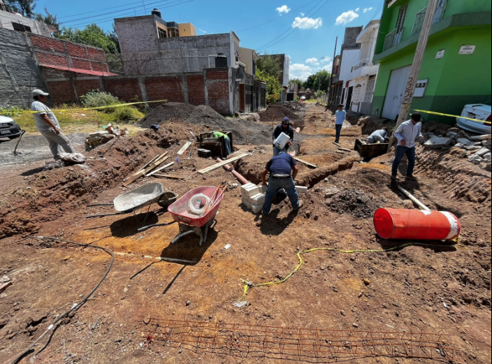 Carlos Soto dignifica vialidad en el fraccionamiento Cosmos con nueva pavimentación